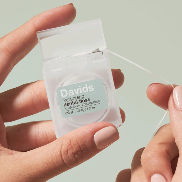 DAVID'S NATURAL TOOTHPASTE Davids Expanding Dental Floss / Refillable Dispenser + Refill / Mint / 60m