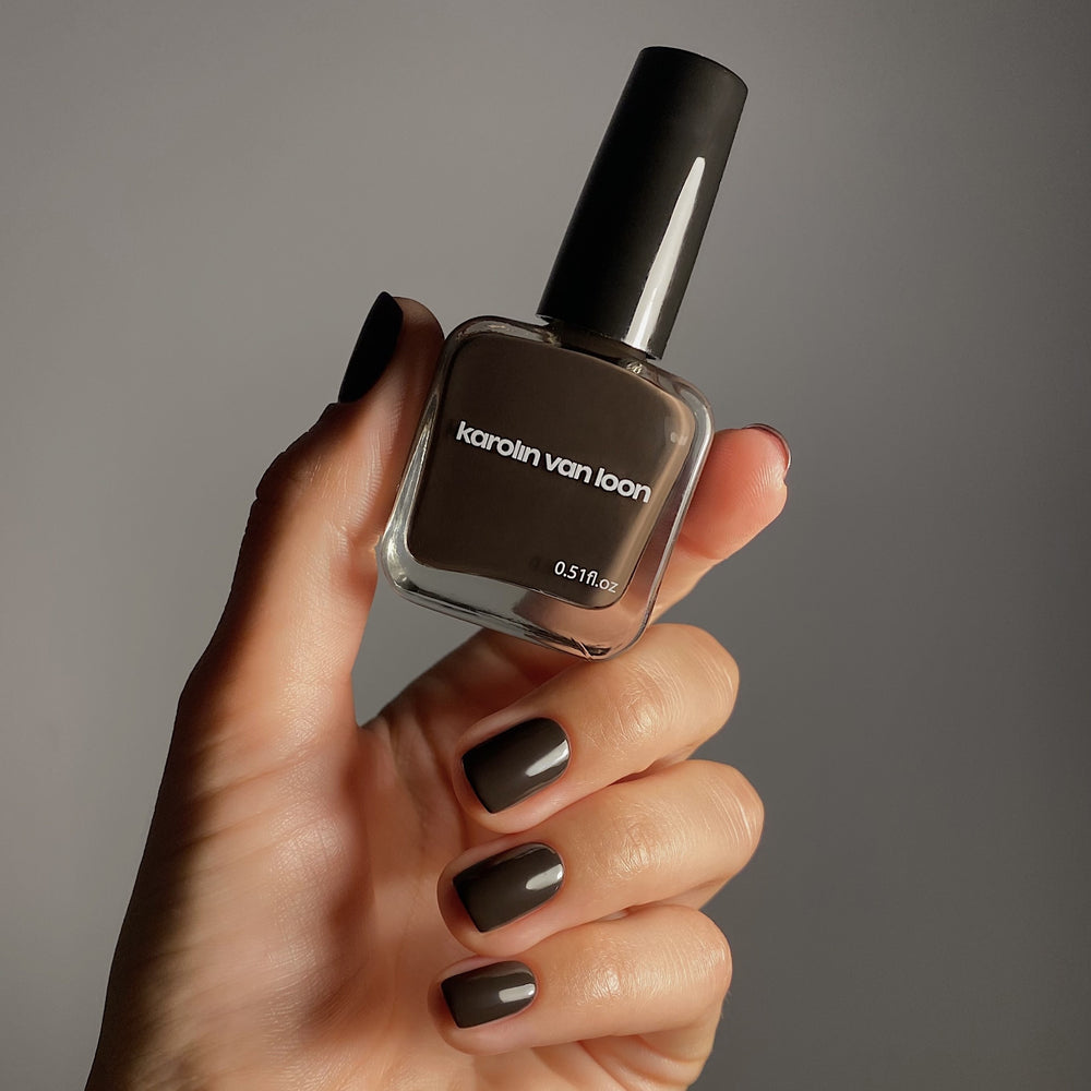 Karolin Van Loon 54 Figue Marron vegan nail polish in deep brown with golden undertones, inspired by Mediterranean figs.