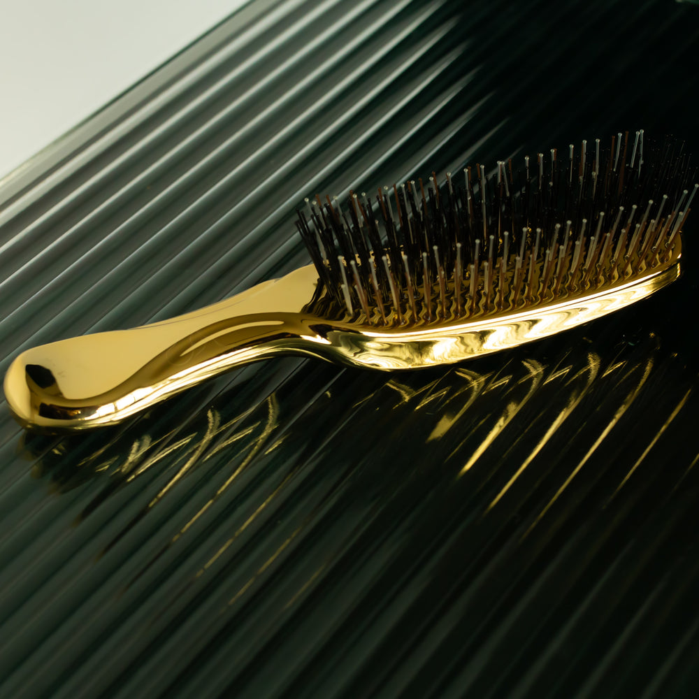 MAYA CHIA The Brush - 3-in-1 tool for detangling, massaging the scalp, and boosting volume. Suitable for wet or dry hair.