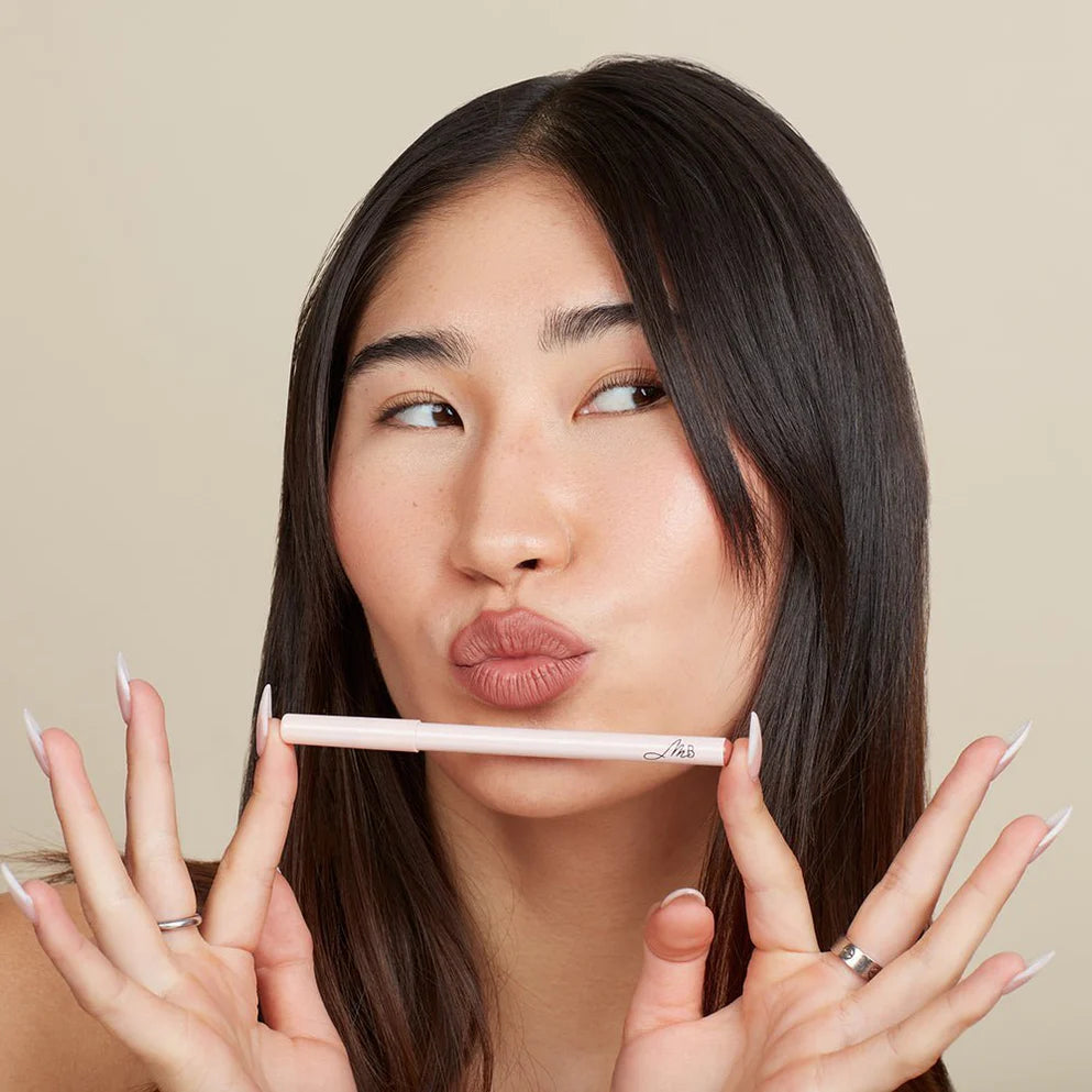 ﻿MONIKA BLUNDER BEAUTY Hot Line Lip Liner renae