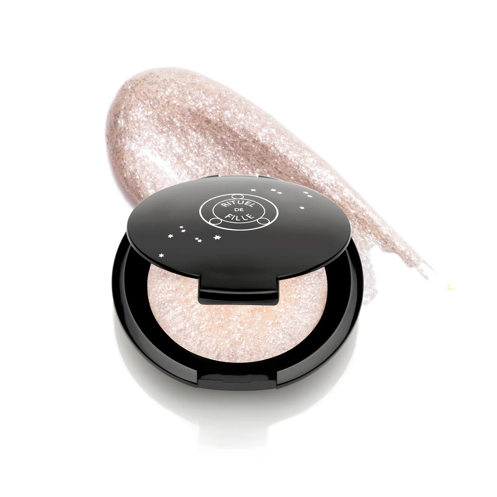Rituel de Fille Highlight Intensifier in The Alchemist, packaged in a compact.