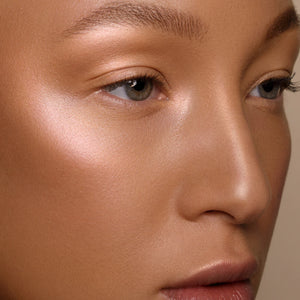 Close-up of a person's face with a neutral background. RITUEL DE FILLE Inner Glow Crème Pigment Eros