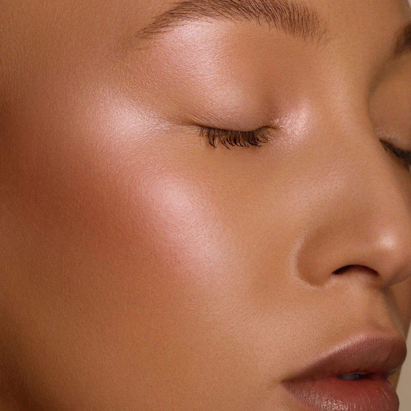 Close-up of a person's face with a focus on skin texture and color. RITUEL DE FILLE Inner Glow Crème Pigment Eros