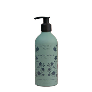 Somerset Moss Conditioner with meadowfoam seed oil, aloe vera, and chamomile extract for smooth, shiny hair.
