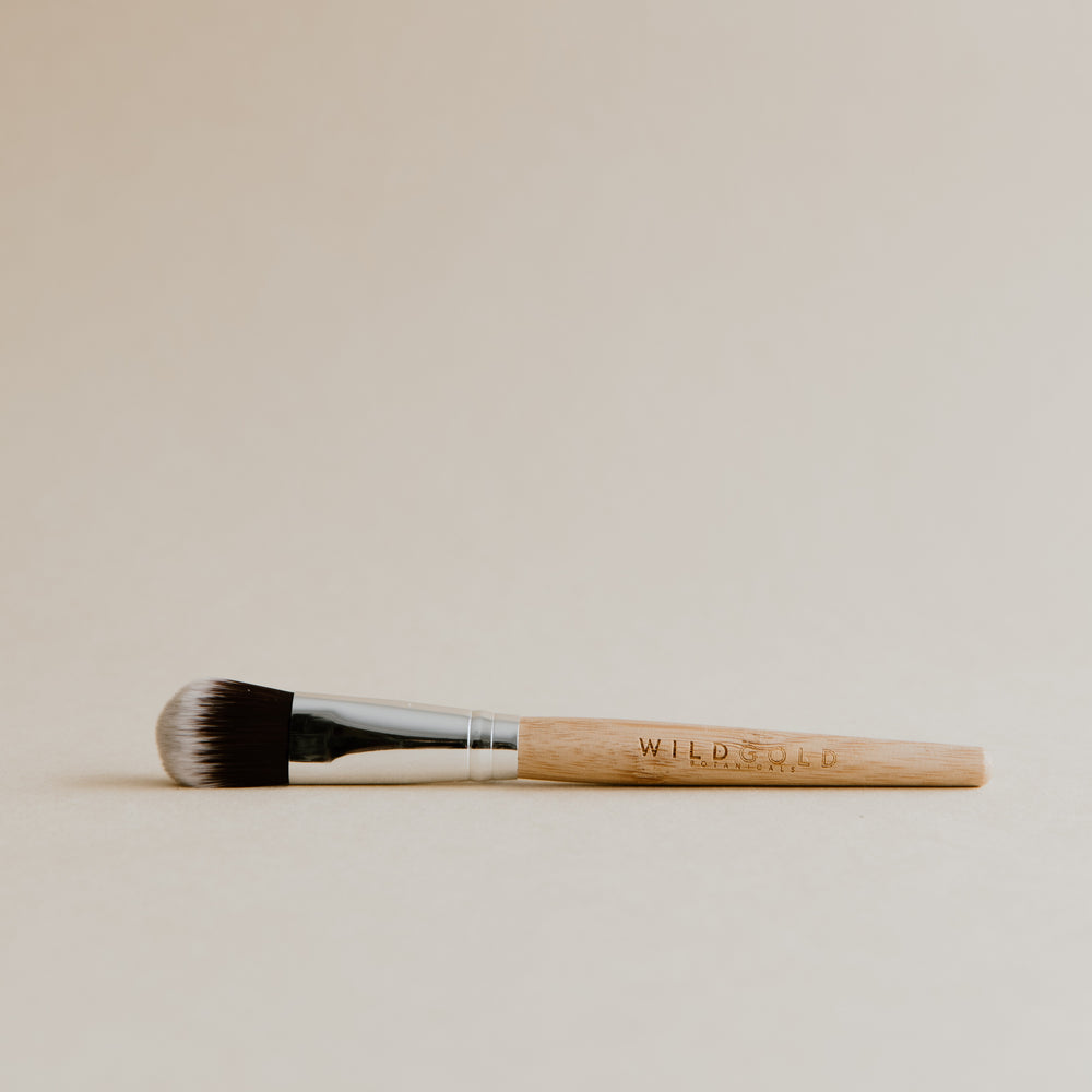 Wildgold Botanicals masque brush with wooden handle and soft vegan bristles for smooth, mess-free application.