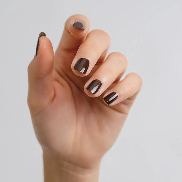 Sienna Byron Bay Majestic Nail Polish – dark chocolate crème, vegan, cruelty-free, and eco-friendly.